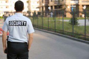 Busco guardia de seguridad para controlar el acceso de proveedores y vehículos a un patio de almacenamiento