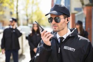 Busco guardia de seguridad para resguardar maquinaria estacionada en un terreno durante las noches