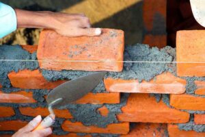 Estoy buscando albañil para construir pequeños muros destinados a separar sectores de almacenamiento