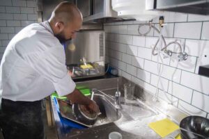 Estoy buscando lavaplatos para cafetería con servicio de desayunos