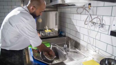 Estoy buscando lavaplatos para cafetería con servicio de desayunos