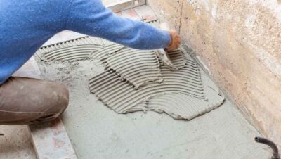 Se busca albañil para reparar pisos deteriorados dentro de un área de carga y descarga