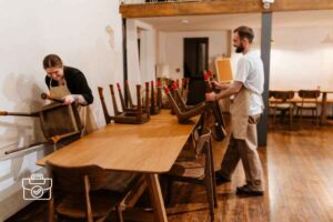Se busca personal para organizar mesas y preparar el restaurante antes de comenzar la atención