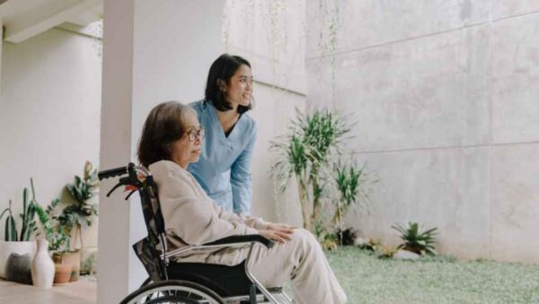Soy profesora y estoy buscando una cuidadora responsable para cuidar a mi abuela durante las mañanas