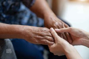 Busco cuidador para quedarse con mi abuela mientras estamos fuera