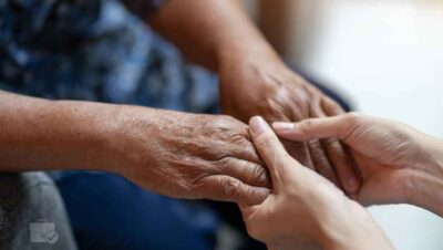 Busco cuidador para quedarse con mi abuela mientras estamos fuera