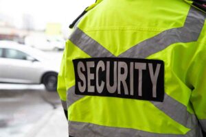 Busco guardia de seguridad para cuidar las instalaciones de una escuela durante las noches