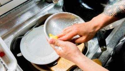 Busco lavaplatos para mantener limpios los utensilios y equipos de cocina de un hotel