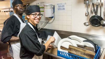Se busca Lavaplatos para cafetería con servicio de desayunos