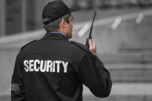 Busco Guardia de seguridad para controlar el acceso y realizar recorridos en una bodega durante el turno nocturno