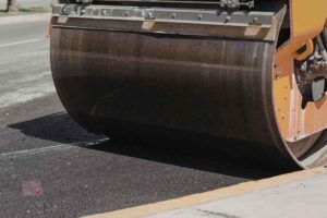Se busca operador de rodillo compactador para pavimentar calles