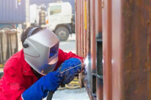 Se busca soldador para reparar contenedores de carga